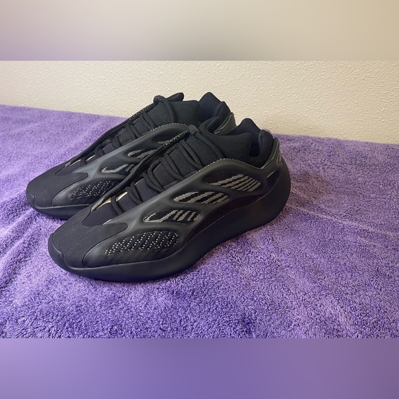 YEEZY 700 V3 'Dark Glow' Size 12 - Picture 4 of 7